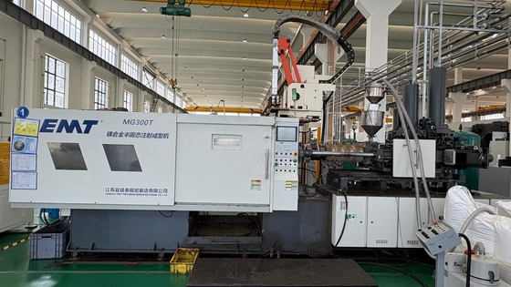 Un bon prix. Machines de coulée sous pression au magnésium de 3000 kN avec un diamètre de vis de 51/66 mm et un volume d'injection théorique de 392/656 cm en ligne